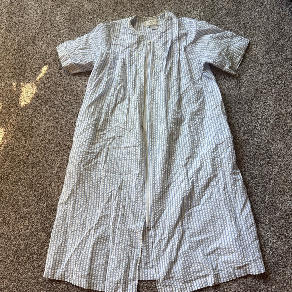 Miss Elaine Classics medium Blue Striped embroidered flowers zipper Robe pockets